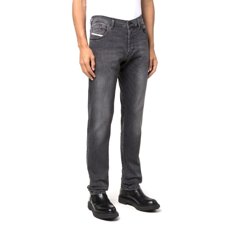 a00389_0gdaq_02_diesel_men_jeans_grey_1.jpg