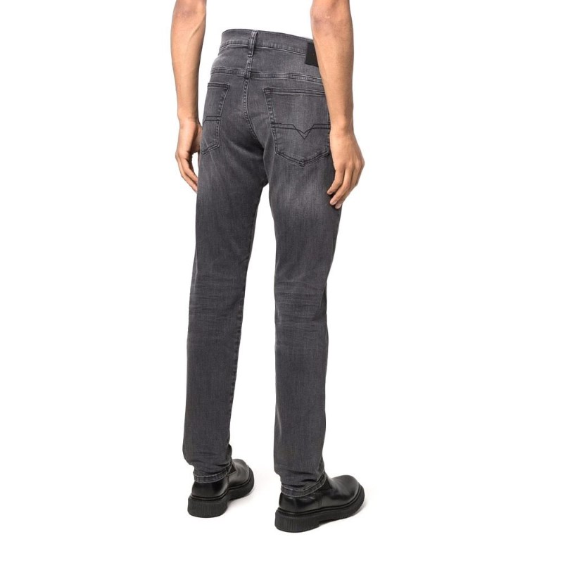 a00389_0gdaq_02_diesel_men_jeans_grey_2.jpg