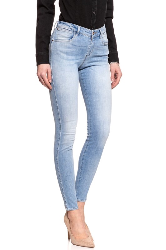 pol_pl_WRANGLER-SKINNY-LIGHT-CHARM-W28KRG17U-10890_3.jpg