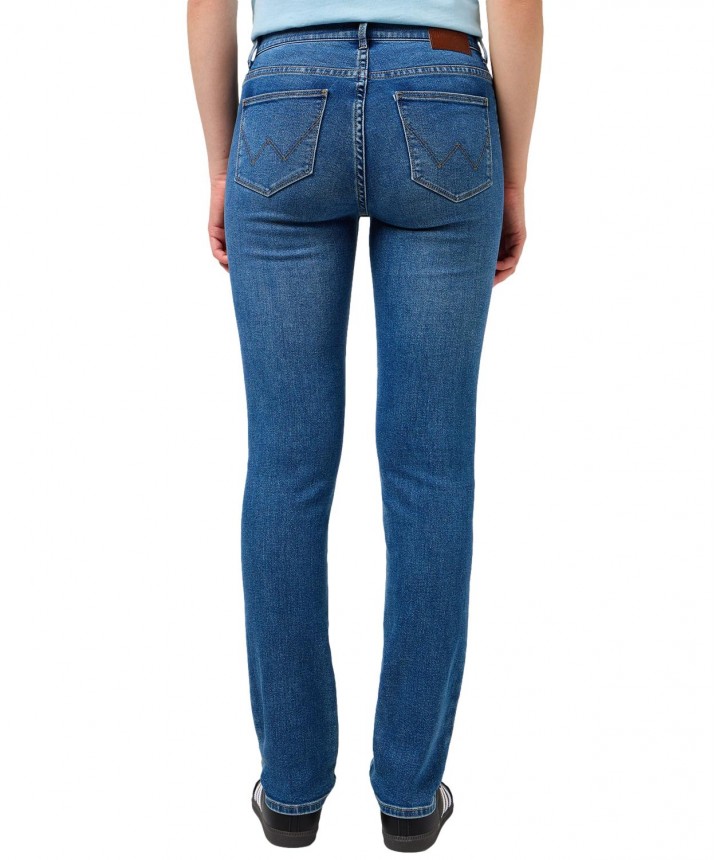 112352275_02-717x860